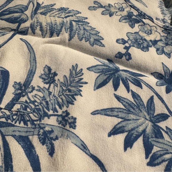 H&M Top in woven, crêped viscose with short sleeves and a rounded hem. - Picture 7 of 7